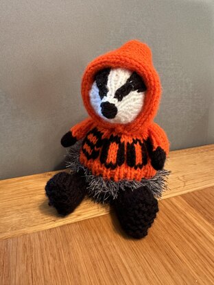 BADGER WEARING HALLOWEEN/CHRISTMAS JUMPER/HOODIE CHOCOLATE ORANGE COVER/STUFFED TOY HANGING ORNAMENT KNITTING PATTERN