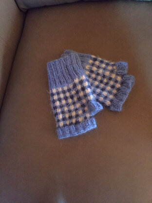 Gingham Fingerless Mitts in Cascade 220 - DK254