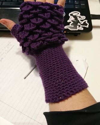 Dragon scales fingerless mits