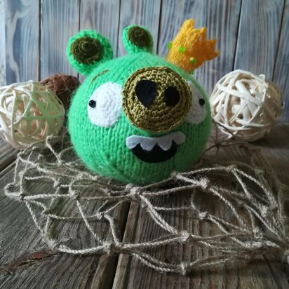 Knitted king pig Angry birds