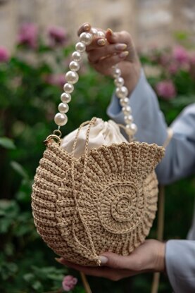 Shell raffia bag