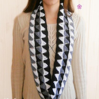 Triangles circle scarf in 3 colors _ M30