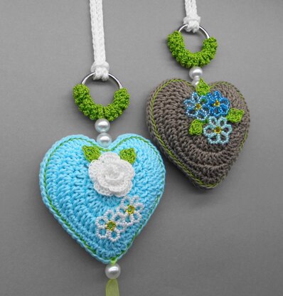 Heart hanging decoration in 2 versions - versatile & easy from scraps of yarn