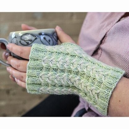 Valley Yarns 492 Orchid Mitts PDF
