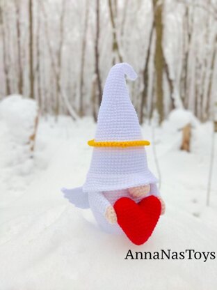 Gnome angel with heart