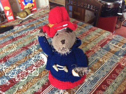 I thought it would be nice to knit some more of these tea cosy to remember the Queen and her humour! #4