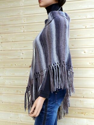 Trendy poncho with fringes