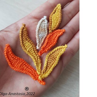 Leaves in three sizes in autumn crochet decor