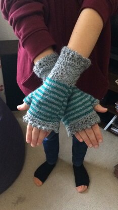 Fingerless gloves for a teen