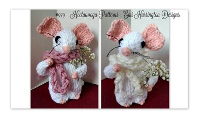 979-Knit Mouse with Bouquet