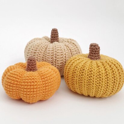 Crochet pumpkins pattern Halloween decor amigurumi