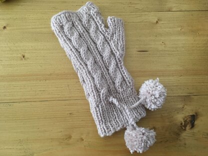 Cable wrist warmers with thumb