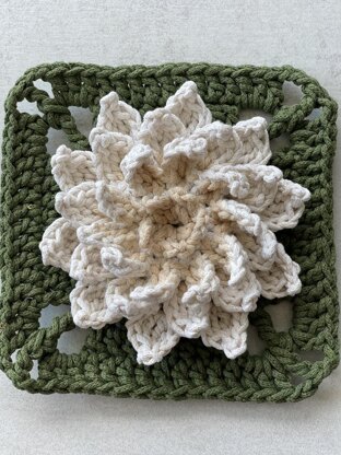 Dahlia Granny Square