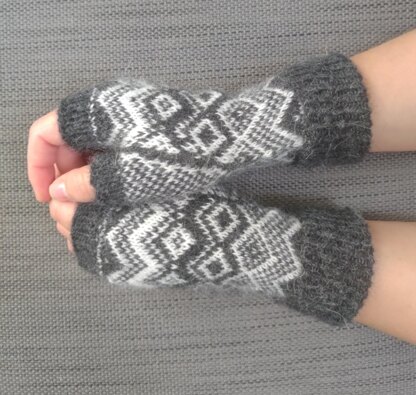 Supersoft Alpaca Geometric Mitts