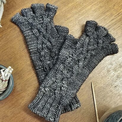 Mursten - cabled fingerless gloves