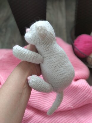 Kitten knitting pattern. Sleeping kitten knitting pattern