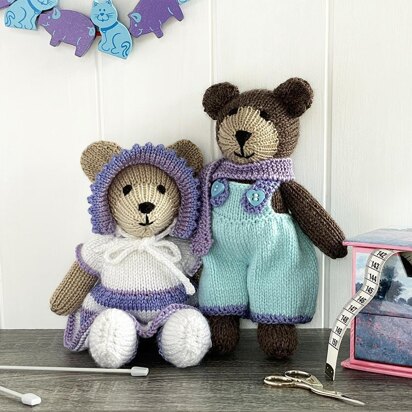 Amy & Oscar teddy bears knitting pattern 10984