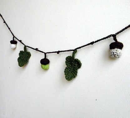 Acorn  and leaf lariat garland decoration