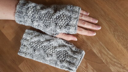 Women's aran cable wrist warmers