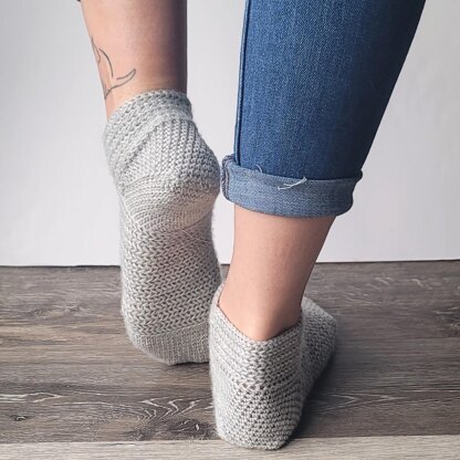 Fishbone crochet ankle socks