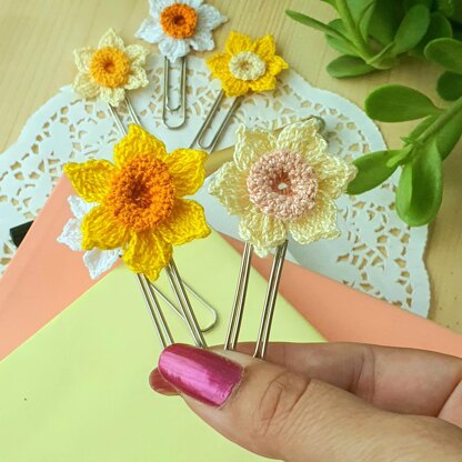 Daffodil paper clip book mark