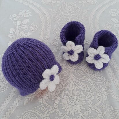 Daisy hat and bootee set