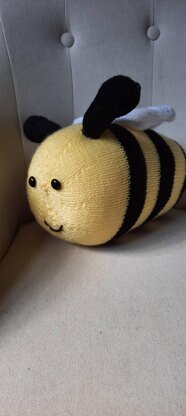 Bonnie the Bumble Bee Knitting Pattern