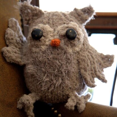 Toy Owl in Plymouth Yarn Arequipa Boucle & Fur - F624 - Downloadable PDF