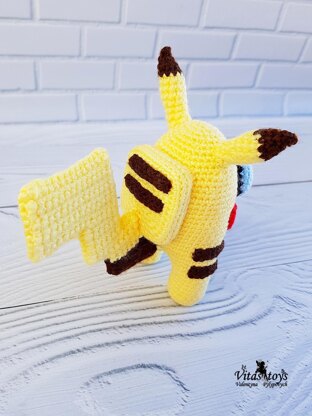 PokeMon Crochet Pikachu Kit: Kit Includes Materials to Make Pikachu and Instructions for 5 Other PokeMon [Book]