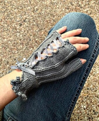 Laces mittens