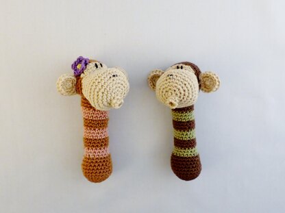 Knuddlige Babyrasseln Äffchen Nino & Nina Häkelanleitung