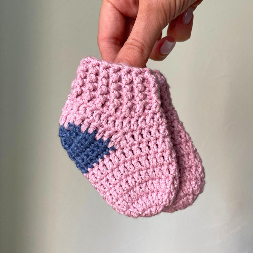 Easy baby socks for newborn Crochet pattern by Anna Ushakova
