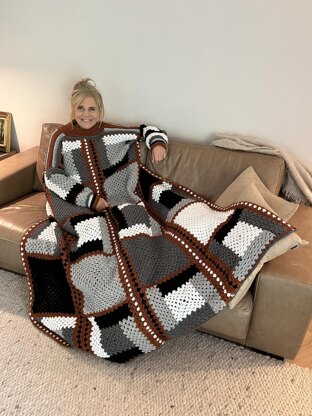 ARTISTIC BLOCKS SWEATER BLANKET