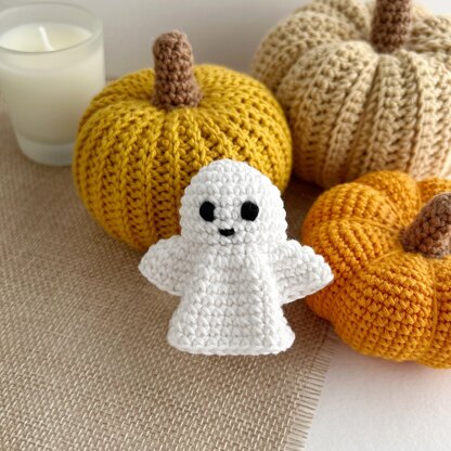 Crochet ghost pattern no sew Amigurumi ghost keychain charm Halloween ornament Car mirror hanger Keyring crochet bag charm