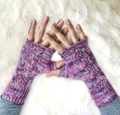 Lace Fingerless Mitts