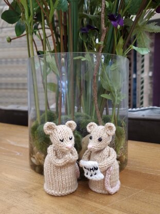 Church Mouse Shelf Sitter