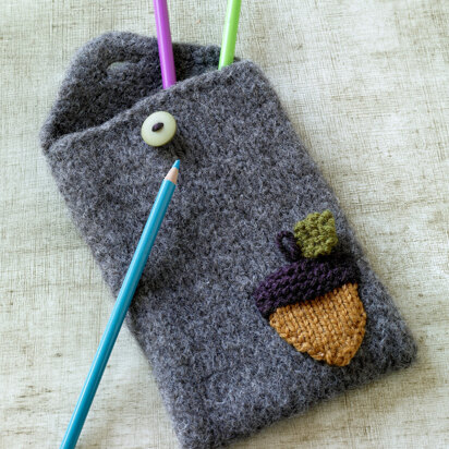 Felted Acorn Pencil Case in Lion Brand Vanna's Choice - L0619
