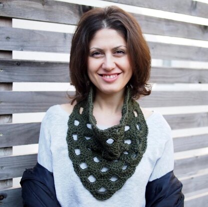 Weave triangle cowl