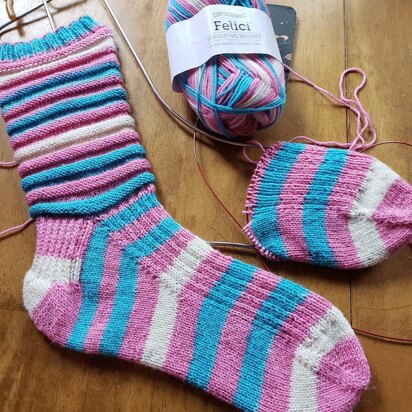 Low Carb Combination Plate Socks - knitting pattern