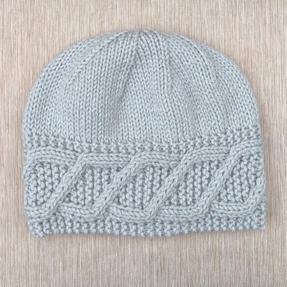 Hat with a Diagonal Cable on the Border