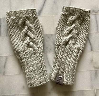 Cabled fingerless mitts