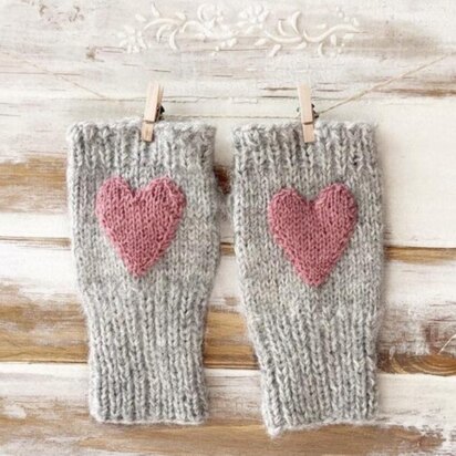Fingerless gloves with heart