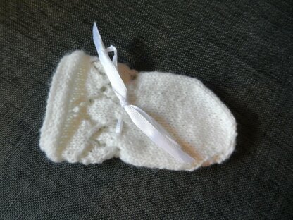 Baby Bonnet, Bootee, Mitten Set in 3 ply