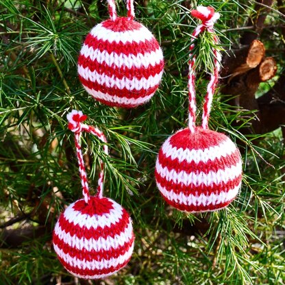 Striped Christmas Bauble Knitting Pattern - Christmas Knitting Pattern.