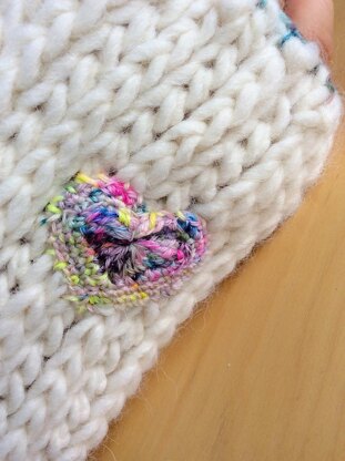 Cuddly knit-look crochet wristwarmers