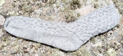 Knitting pattern for men's cabled socks