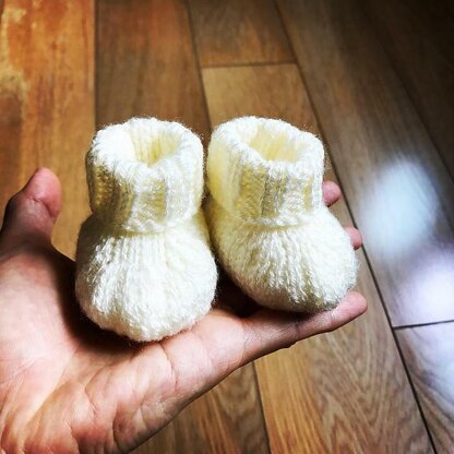 Basic Booties Knitting pattern by Adeline Too | LoveCrafts