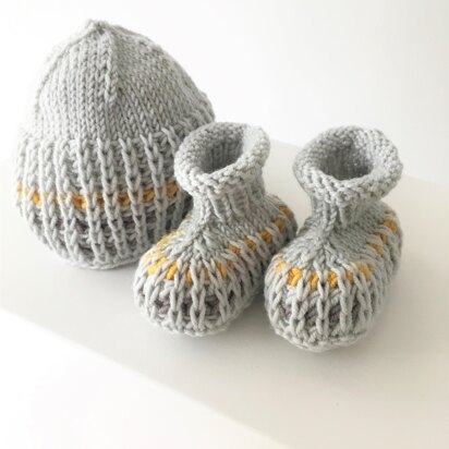 Nesting Booties and Hat BJ54