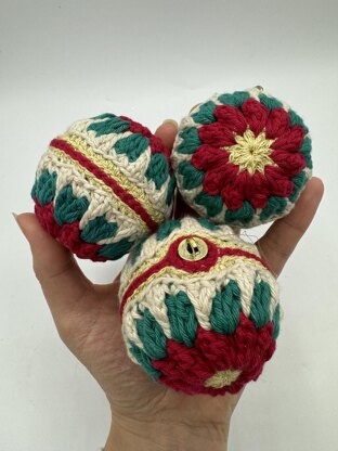 Poinsettia Bauble with Videos (British Crochet Terms)