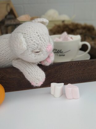 Kitten knitting pattern. Sleeping kitten knitting pattern